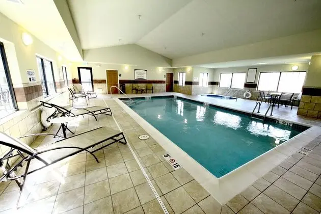 Staybridge Suites Minot - Havuz