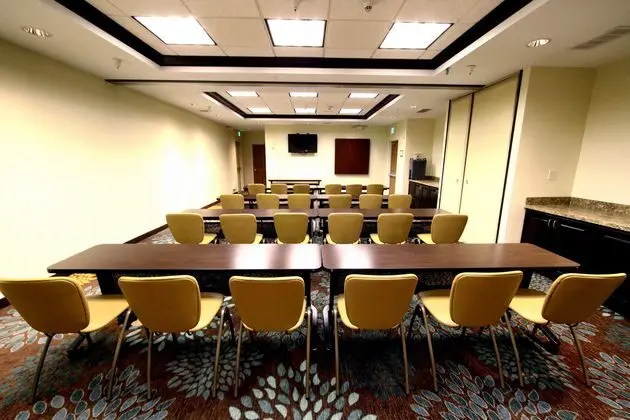 Staybridge Suites Minot - İş / Konferans
