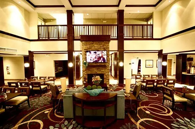 Staybridge Suites Minot - Lobi