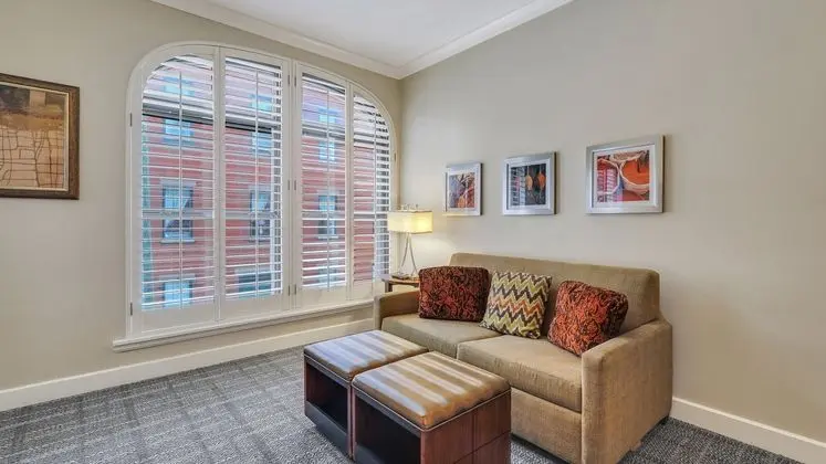 Staybridge Suites Savannah Historic District - Oda