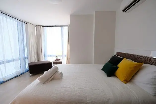 StayHome Asia at Two Central - Lobi
