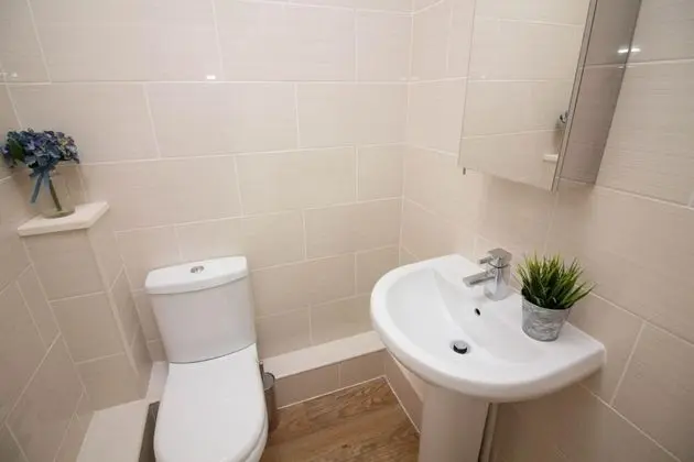 Stayzo Castle Penthouse 17 - A Clean Fresh Modern Apartment With Free Wi-fi - Banyo Tipleri