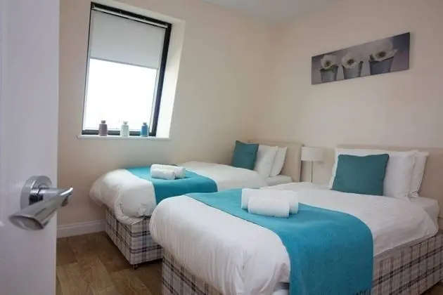 Stayzo Castle Penthouse 18- A Clean Fresh Modern Apartment With Free Wi-fi