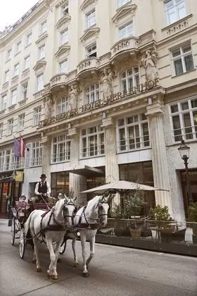 Steigenberger Hotel Herrenhof - Dış Mekan