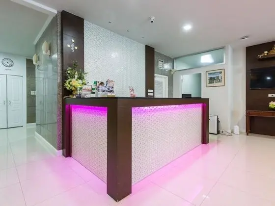 The Step Sathon - Lobi