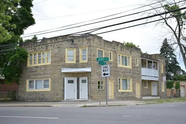 The Stone Castle - With Private Yard & Parking, Near Falls & Casino by Niagara Hospitality