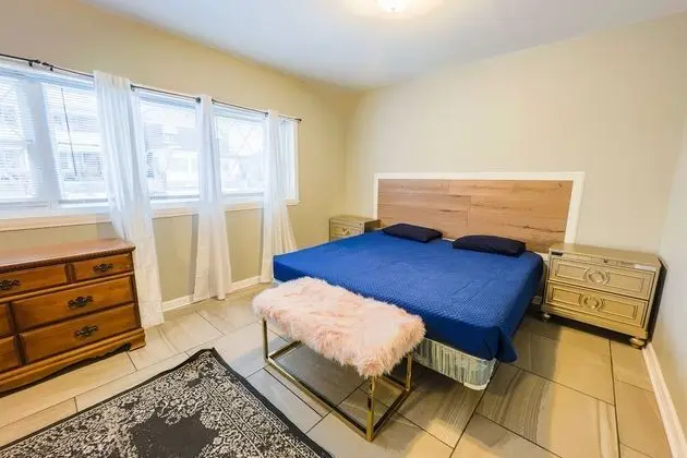 The Stone Castle - With Private Yard & Parking, Near Falls & Casino by Niagara Hospitality - Oda