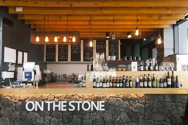 On The Stone Guesthouse 1 - Hostel - Lobi