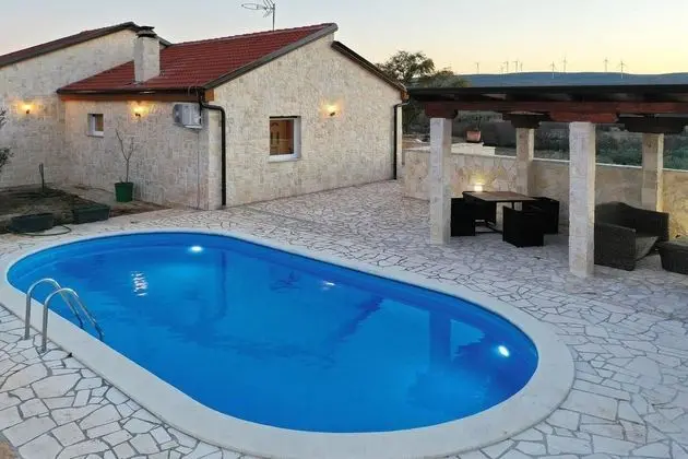Stone House Captivating Villa in Pridraga, Zadar - Havuz