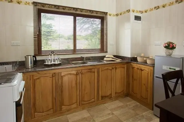 Stone Self Catering Apartments - Mutfak