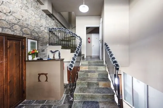 Stone Suites by White Hills - Lobi