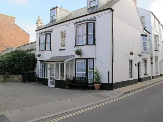Stone's Throw Guesthouse
