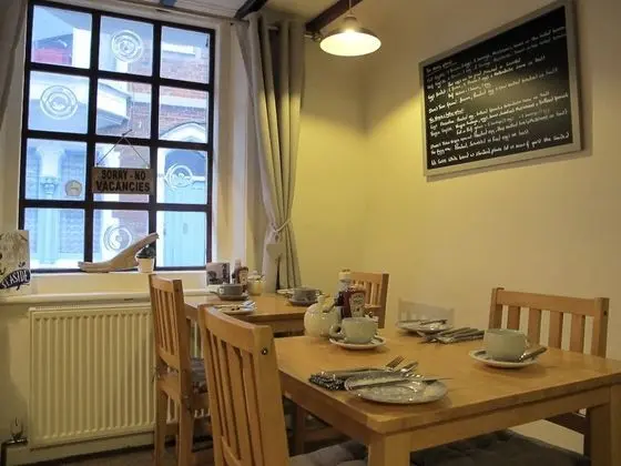 Stone's Throw Guesthouse - Yerinde Yemek