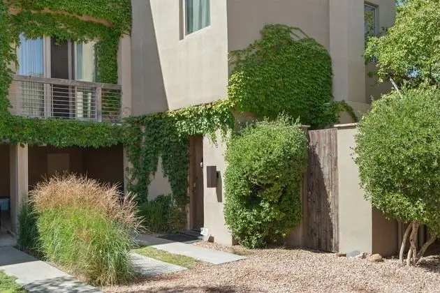 Stone's Throw - Unbeatable Location, Lovely Modern Interior