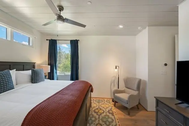 Stone's Throw - Unbeatable Location, Lovely Modern Interior - Oda