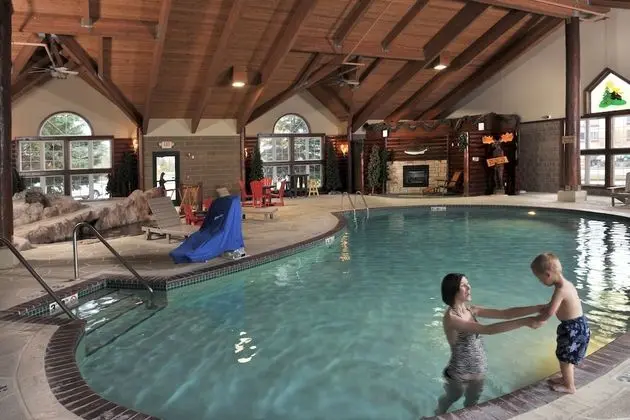 Stoney Creek Hotel Wausau - Rothschild - Havuz