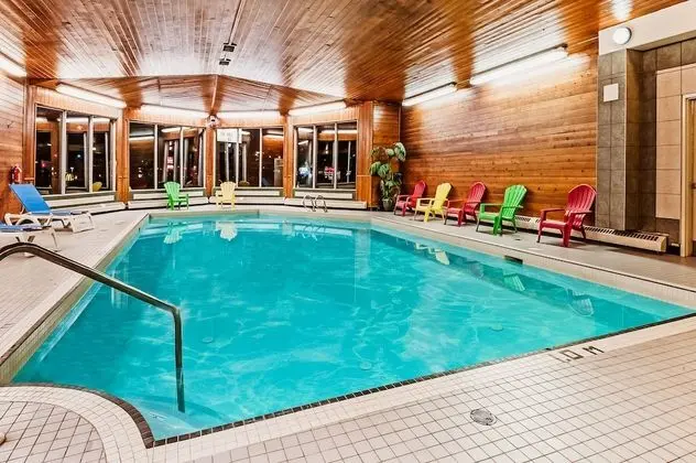 Stony Plain Inn and Suites - Havuz