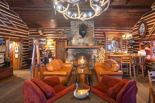 Storm Mountain Lodge Cabins & Dining - Lobi