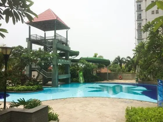 Strategic 2BR Apartment with Workspace @ Season City