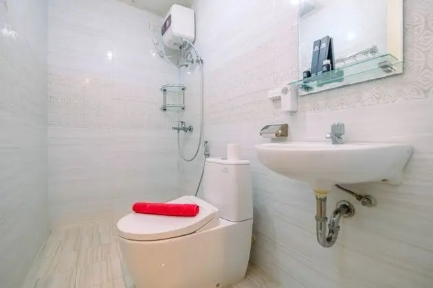 Strategic 2BR Apartment with Workspace @ Season City - Banyo Tipleri