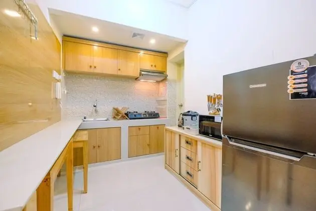 Strategic 2BR Apartment with Workspace @ Season City - Mutfak