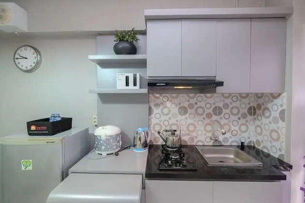 Strategic And Restful 2Br At Bassura City Apartment - Mutfak