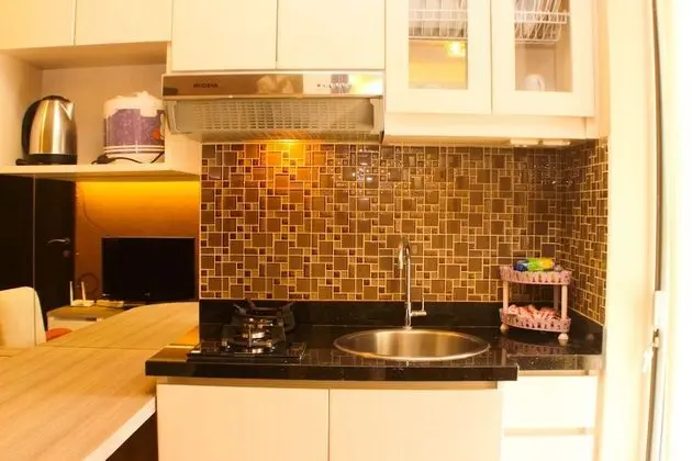 Strategic And Simply 2Br At Bassura City Apartment - Mutfak