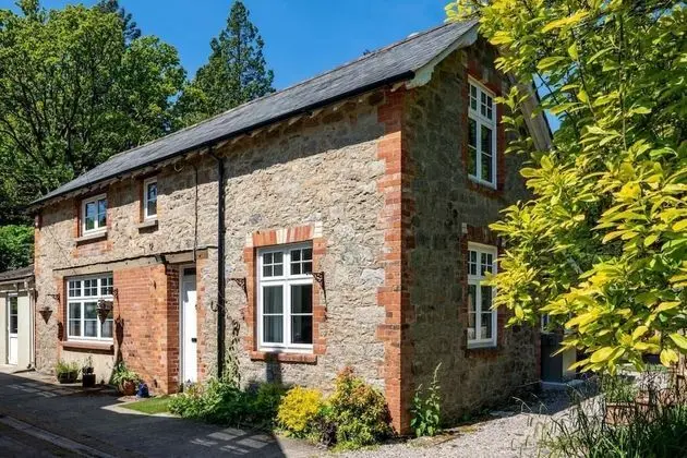 Strelna Coach House - Gateway to the Moor