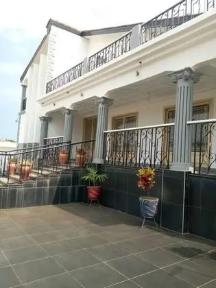 Striking 4-bed Gated House in Awoshie - Dış Mekan