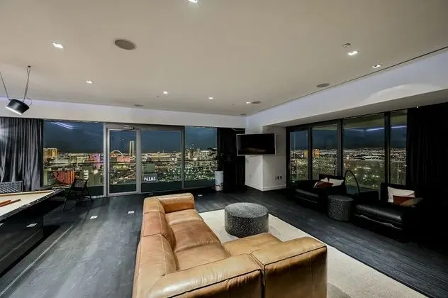 StripViewSuites at Palms Place Penthouses - Öne Çıkan Resim