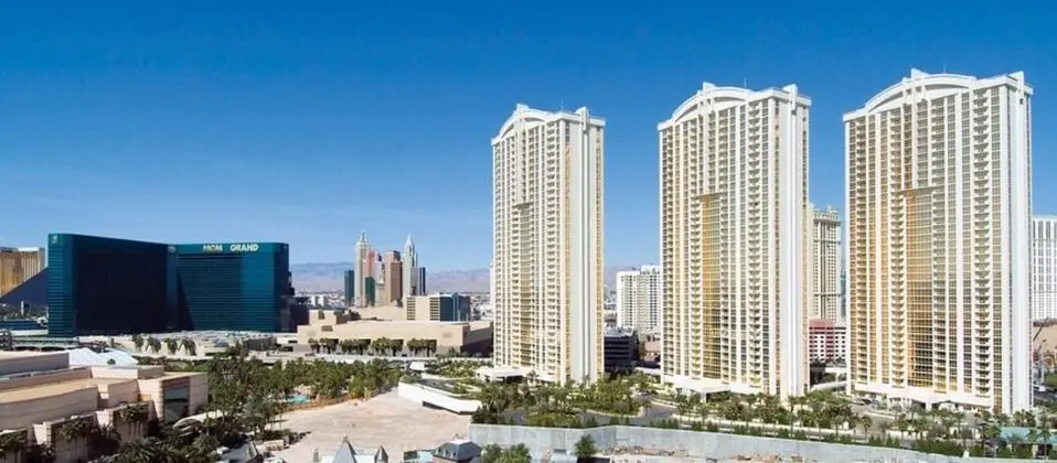 StripViewSuites at Signature - Öne Çıkan Resim
