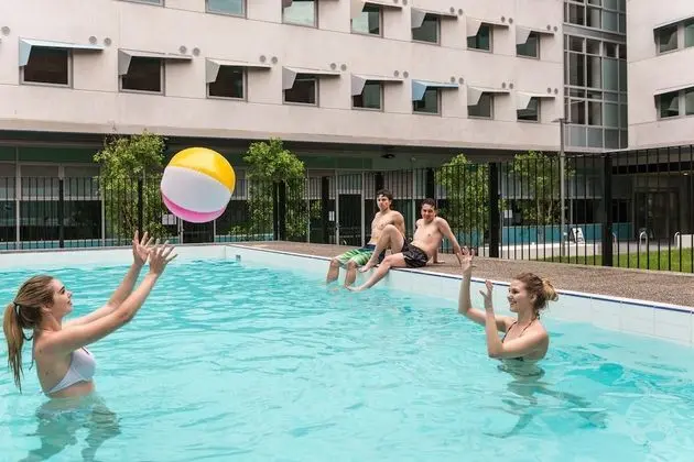 Student Village Melbourne - Havuz
