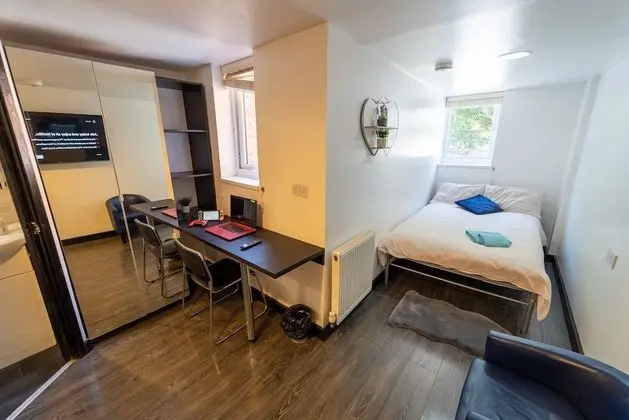 Studio With 50tv and Free Wifi Next to Uob!