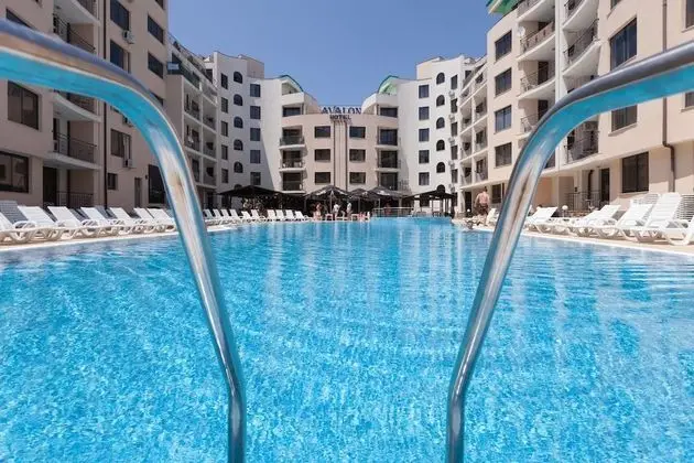 Studio with Balcony & Pool View