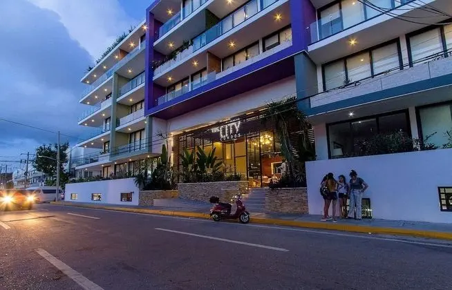 Studio Close to 5th Av w Amazing Roof Pool View, Gym, Spa and More