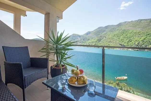 Studio Flat With View Near Beach in Tivat - Oda