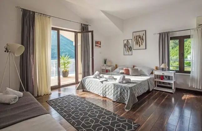 Studio Flat With View Near Beach in Tivat - Öne Çıkan Resim