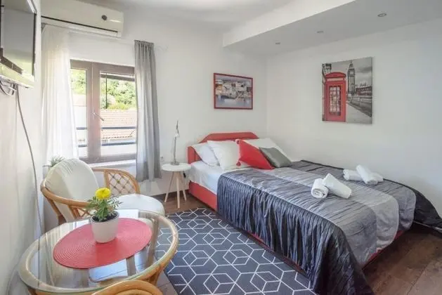 Studio Flat With View Near Kotor Bay in Tivat - Oda