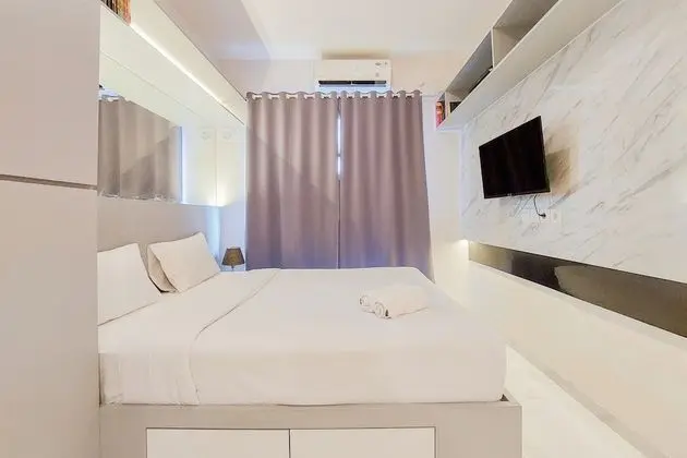 Studio Full Furnished With Comfort Design At Sky House Bsd Apartment