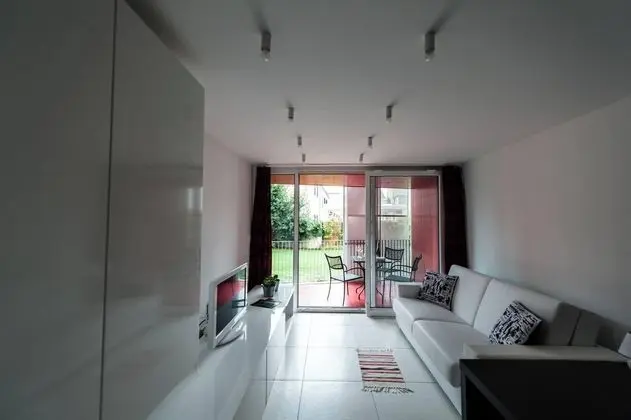 Studio With Garden View - Öne Çıkan Resim