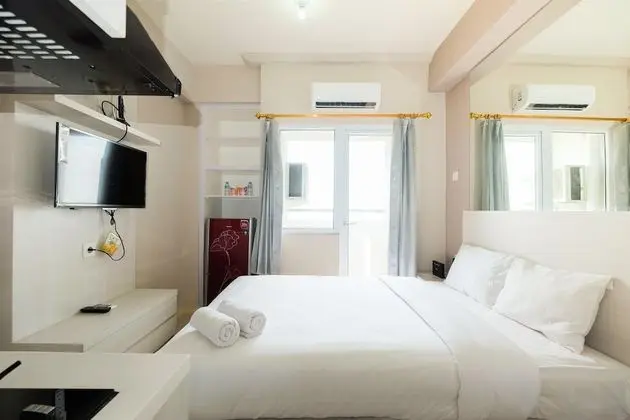 Studio at Green Pramuka City Serene Apartment Living By Travelio - Öne Çıkan Resim