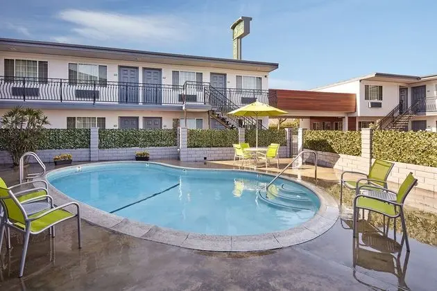 Studio Inn & Suites Downey - Havuz