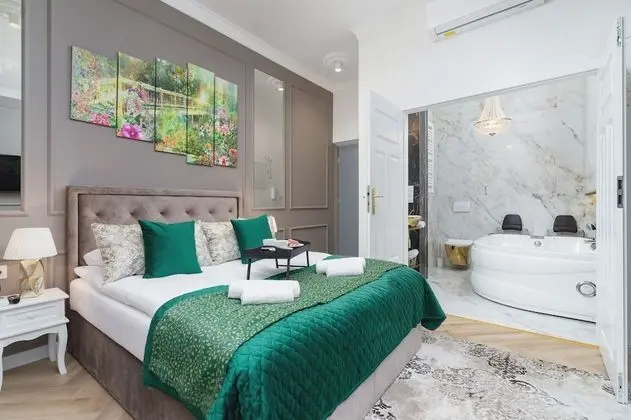 Studio With Jacuzzi by Renters Prestige