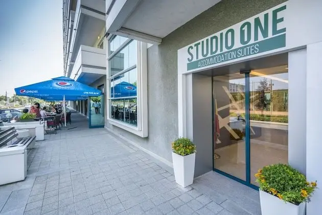 Studio One Accommodation Suites - Dış Mekan