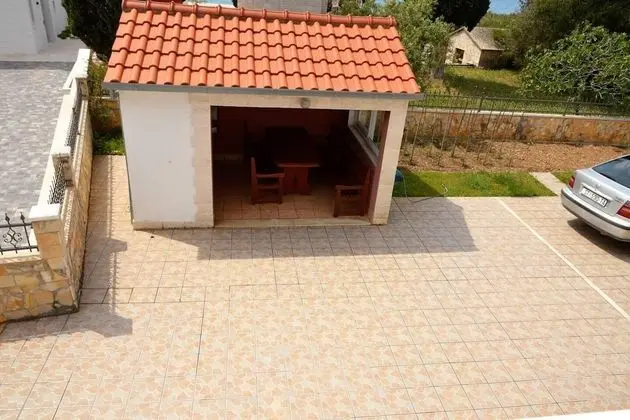 Stunning 2-bed Apartment in Okrug Gornji - Dış Mekan