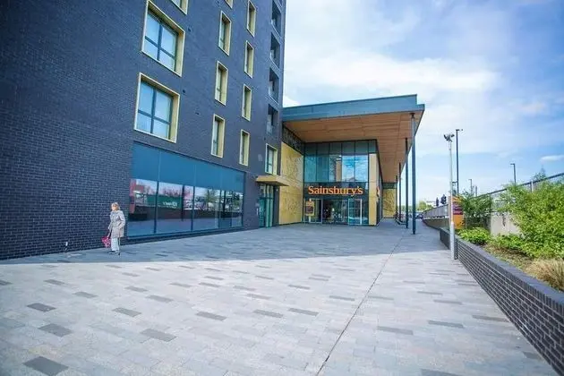 STUNNING 2 BED APARTMENT WITH PARKING