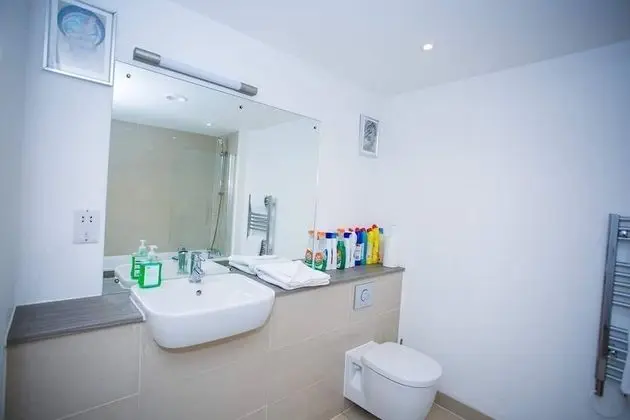 STUNNING 2 BED APARTMENT WITH PARKING - Banyo Tipleri