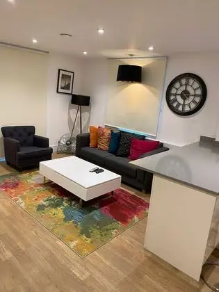 STUNNING 2 BED APARTMENT WITH PARKING - Oda Düzeni