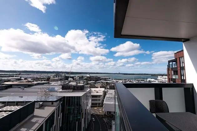 Stunning 2 Bedroom Apartment With City and Harbour Views in the CBD