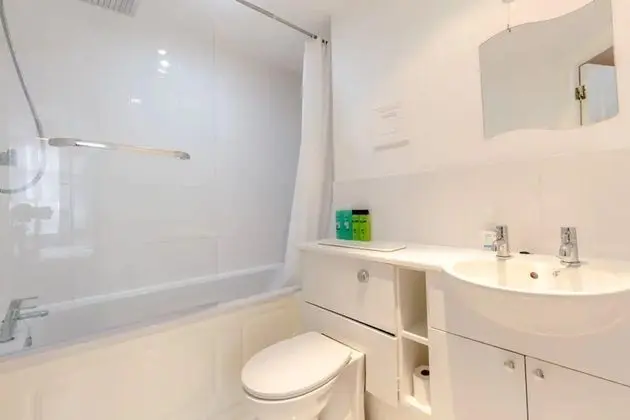 Stunning 2 Bedroom Apartment in the Heart of Westminster - Banyo Tipleri